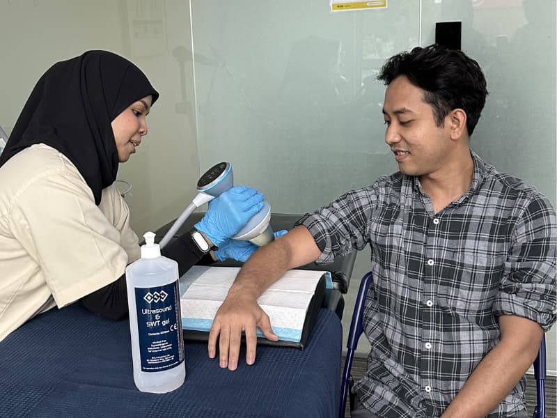 Using focused shockwave BTL machine to treat elbow pain